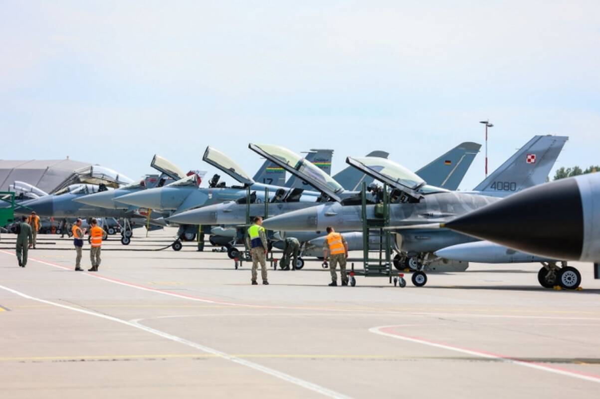 NATO naikintuvai keturis kartus kilo atpažinti ir lydėti Rusijos orlaivių