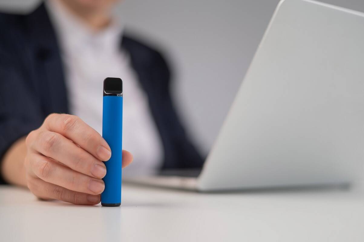 Projektas dėl vienkartinių elektroninių cigarečių draudimo išimtas iš Seimo darbotvarkės