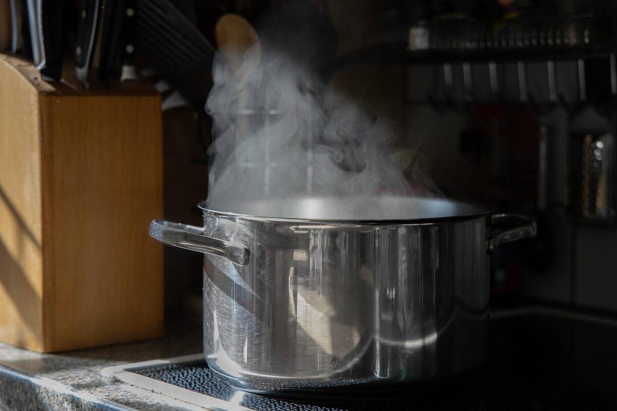 Kaunietis ir vėl užmiršo ant viryklės gaminamą maistą: atvykę ugniagesiai įrengė dūmų detektorių