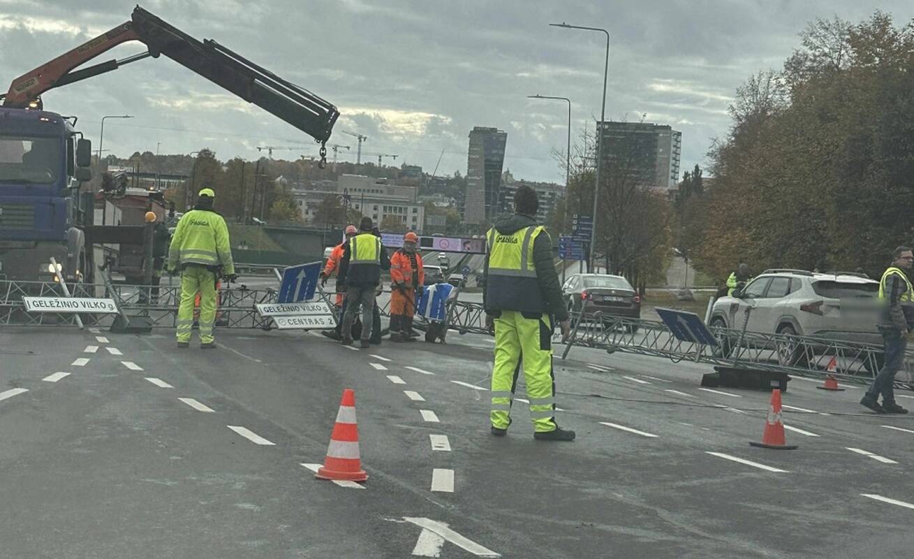 Vienoje judriausių Vilniaus sankryžų – avarija: išsijungė šviesoforai, susidarė spūstys