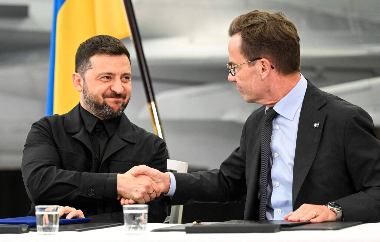 Švedija ir Ukraina pasirašė ketinimų protokolą dėl naikintuvų tiekimo