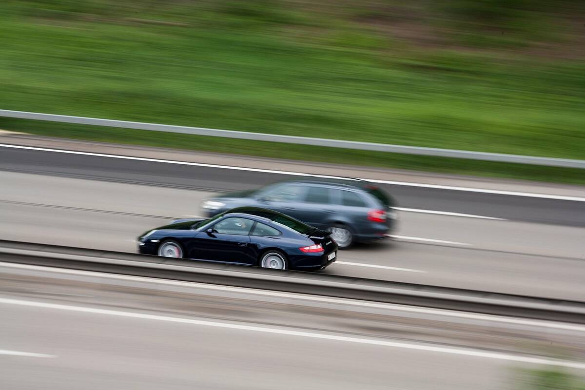 Paauglys nuo policijos spruko lėkdamas 235 km/val. greičiu