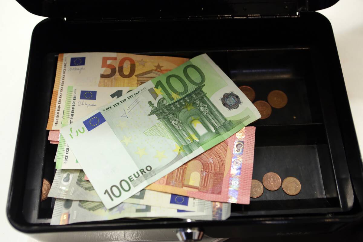 Nuostoliai: sukčių apgauti žmonės per vieną dieną pranešė netekę nuo tūkstančio iki dešimčių tūkstančių eurų.