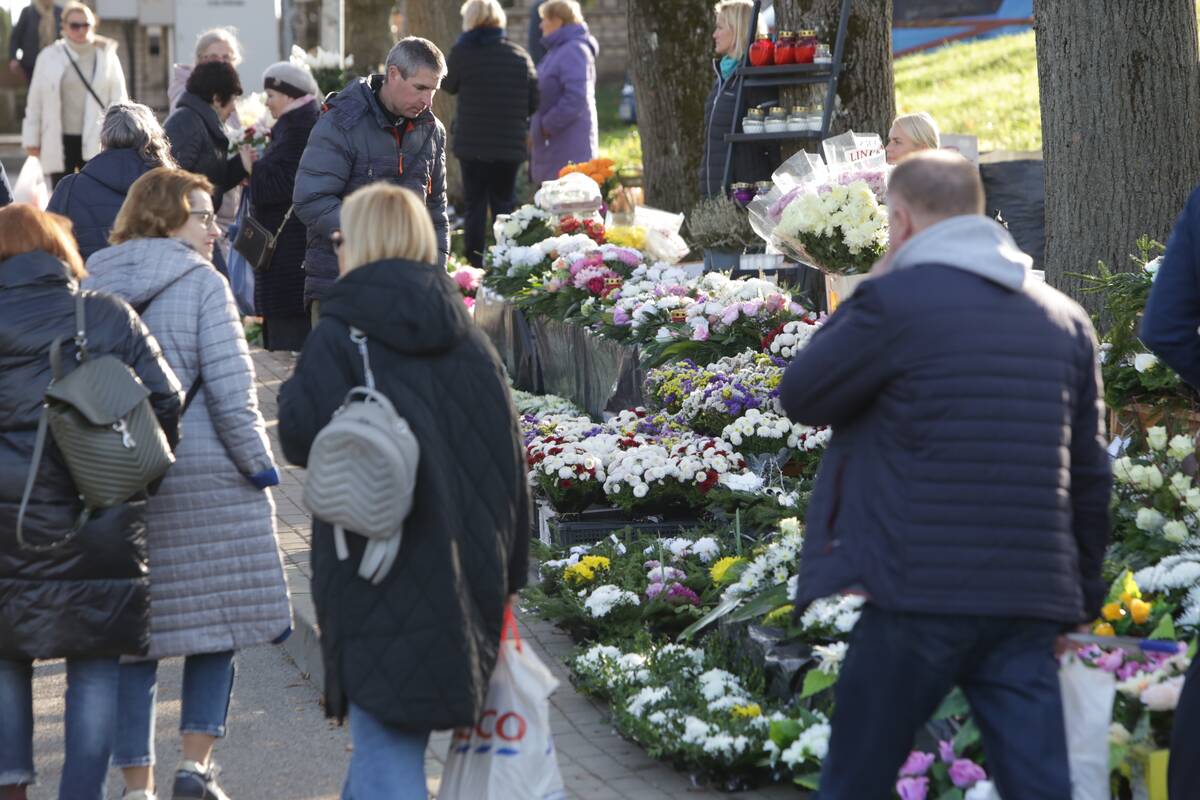 Akcentas: Vėlinėms perkamos baltos gėlės – daugiausia chrizantemos ir rožės.