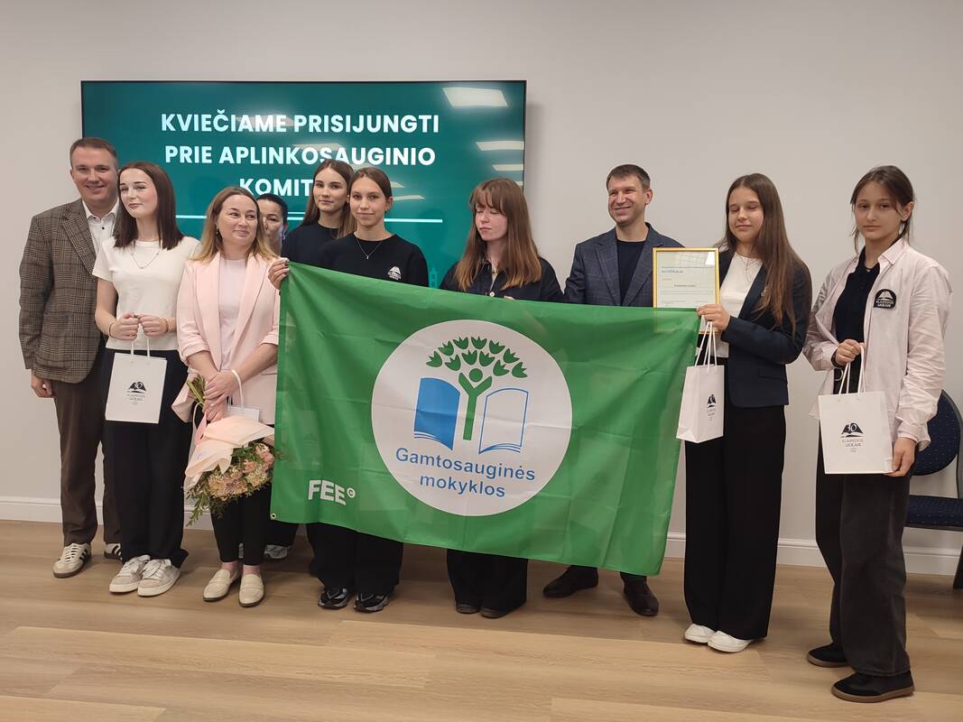Įvertinimas: Klaipėdos licėjus apdovanotas Gamtosauginių mokyklų programos Žaliąja vėliava.