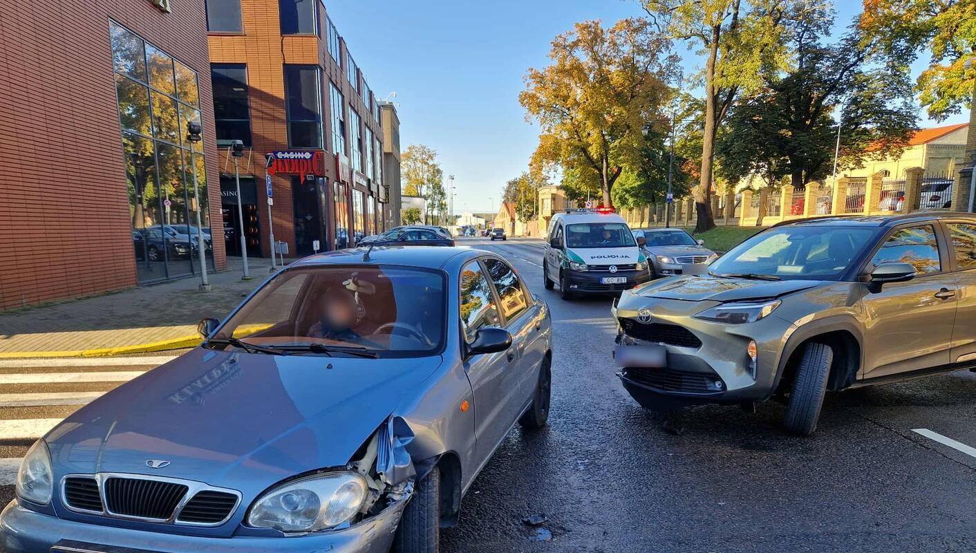 Pagalba: po avarijos vairuotojams susikalbėti padėjo policininkai.