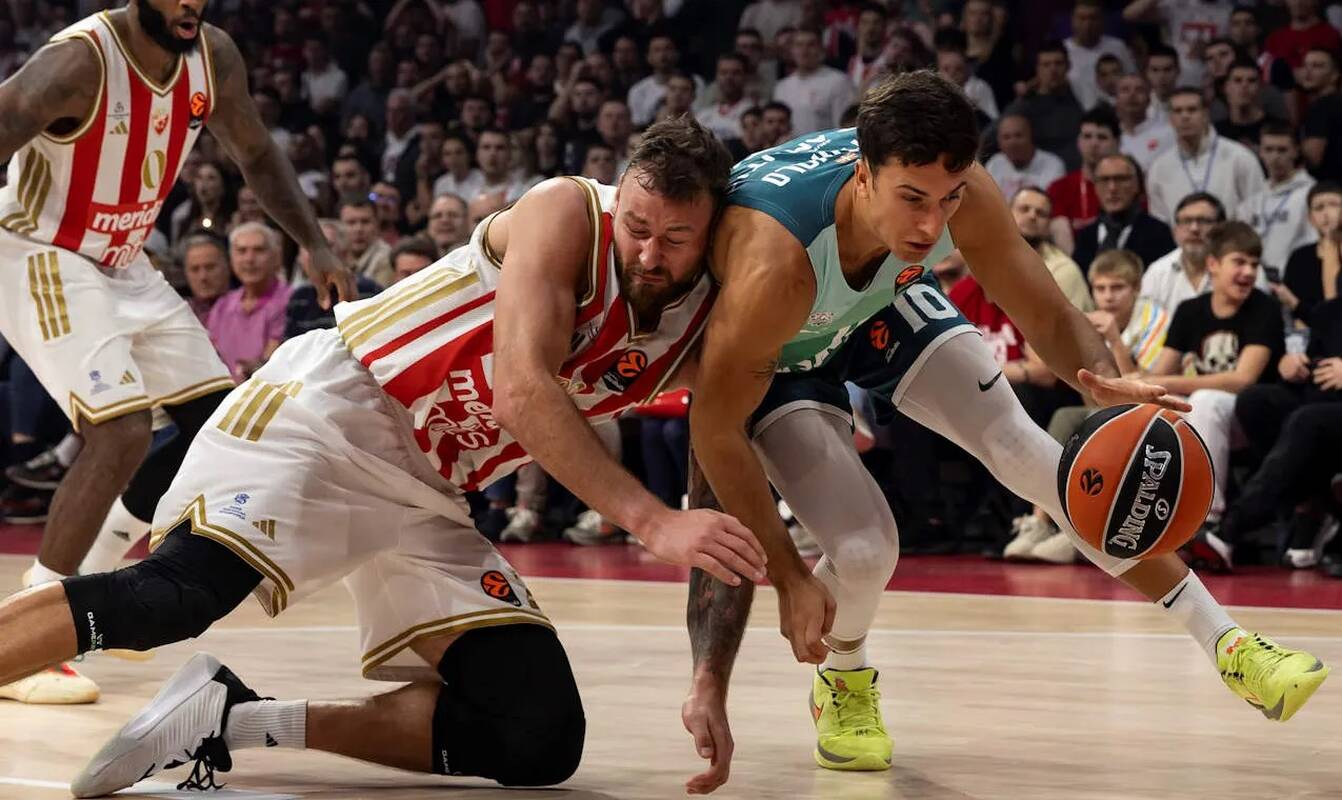 Lygis: D. Motiejūnas (suklupęs) per mačą su „Baskonia“ nepadarė nė vienos klaidos.