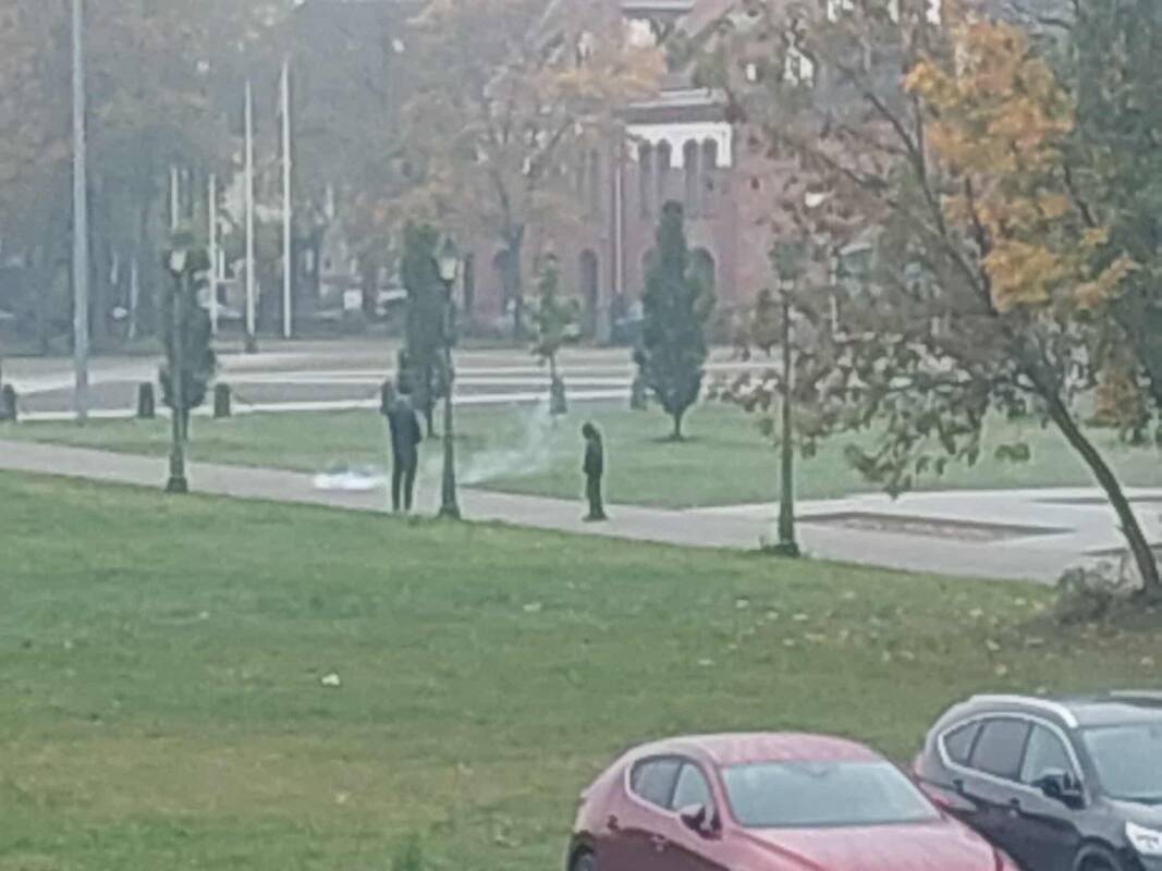 Šokiravo: klaipėdietė nustėro pamačiusi, kaip tėvas ramiai stebi savo vaiką, dienos metu sprogdinantį petardas.