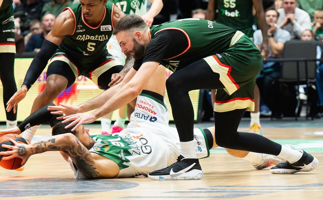 Skirtumas: žalgiriečiai laimėjo kovą su gargždiškiais dėl kamuolio 35:30.