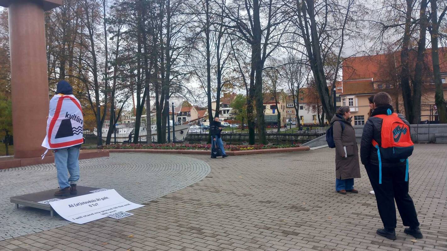 Vienybė: prie paminklo „Arka“ menininkai kasdien stovės už laisvą kūrybą ir kultūros nepriklausomybę.