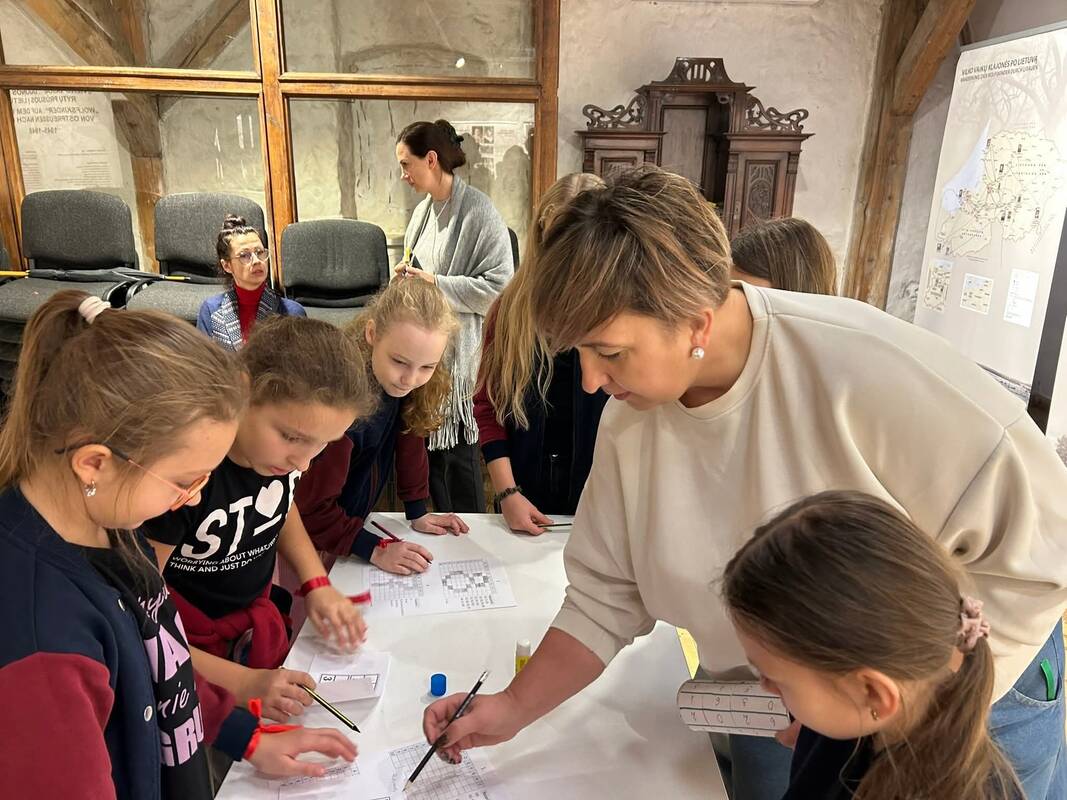 Edukacija: L. Šakurskytė-Žilinskienė muziejuje su konkurso dalyviais sprendė įdomias užduotis.