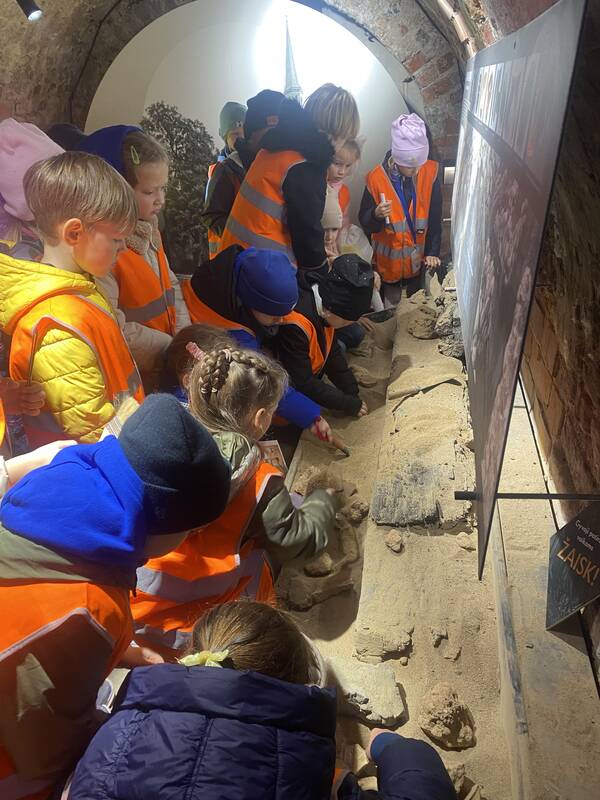 Atradimai: gynybinių įtvirtinimų poternoje mokiniai ne tik daugiau sužinojo apie Šv. Jono bažnyčią, bet ir ieškojo jiems skirto saldaus lobio.