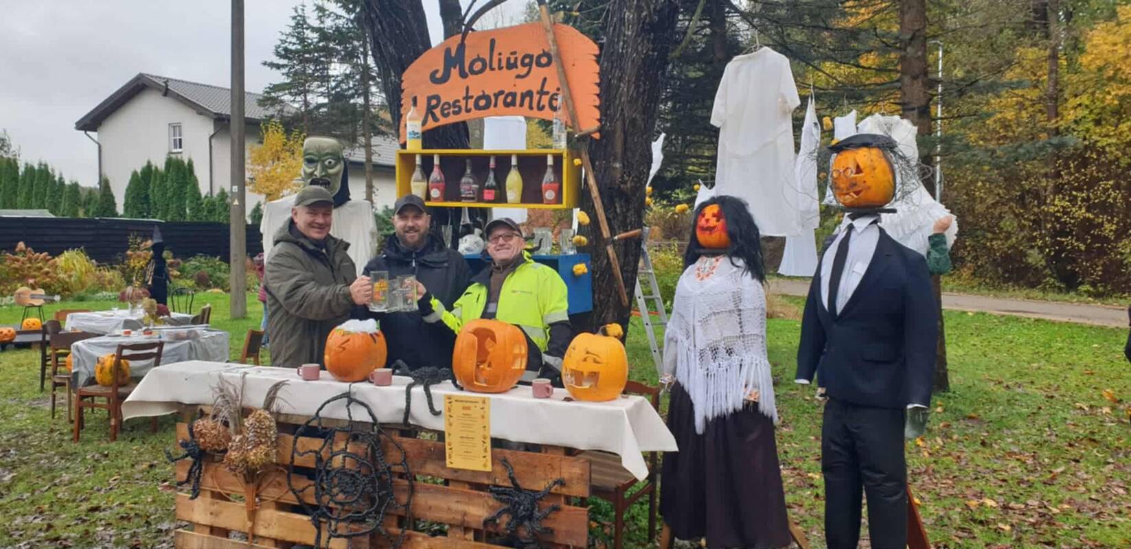 Susibūrė: trijų bendrijų žmonės savomis rankomis sukūrė instaliaciją, kuri džiugina akis ne tik sodininkams.