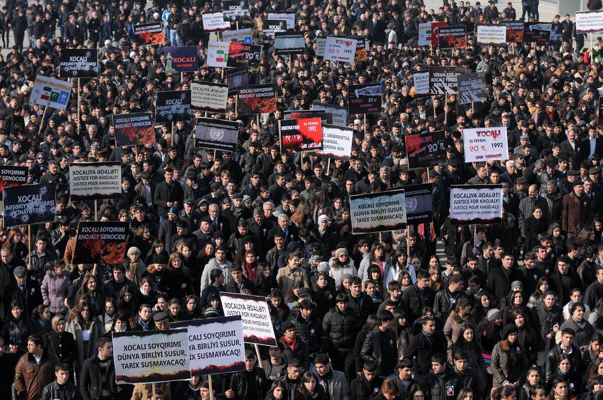 Paminėjimas: armėnų sąžinė taip pat nėra švari. Šioje nuotraukoje užfiksuotos 2012-ųjų eitynės, skirtos per armėnų puolimą Chodžaly mieste žuvusiems azerbaidžaniečiams atminti. Teigiama, kad tai įvyko 1992 m. vasario 26 d.