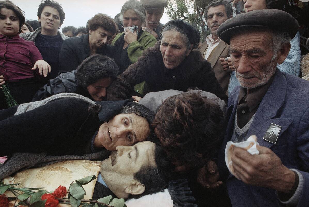 Gedulas: SSRS griuvimas Kaukaze buvo itin neramus bei kruvinas. Šioje nuotraukoje užfiksuotos Kalnų Karabache 1989 m. rudenį per etninius neramumus žuvusio Spartako Akopiano laidotuvės.