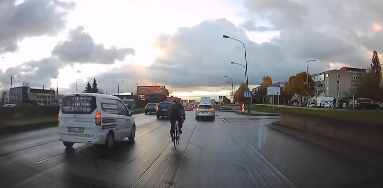 Nesaugu: dviratininkas „plaukiojo“ gatve iš vienos juostos į kitą net nesidairydamas.