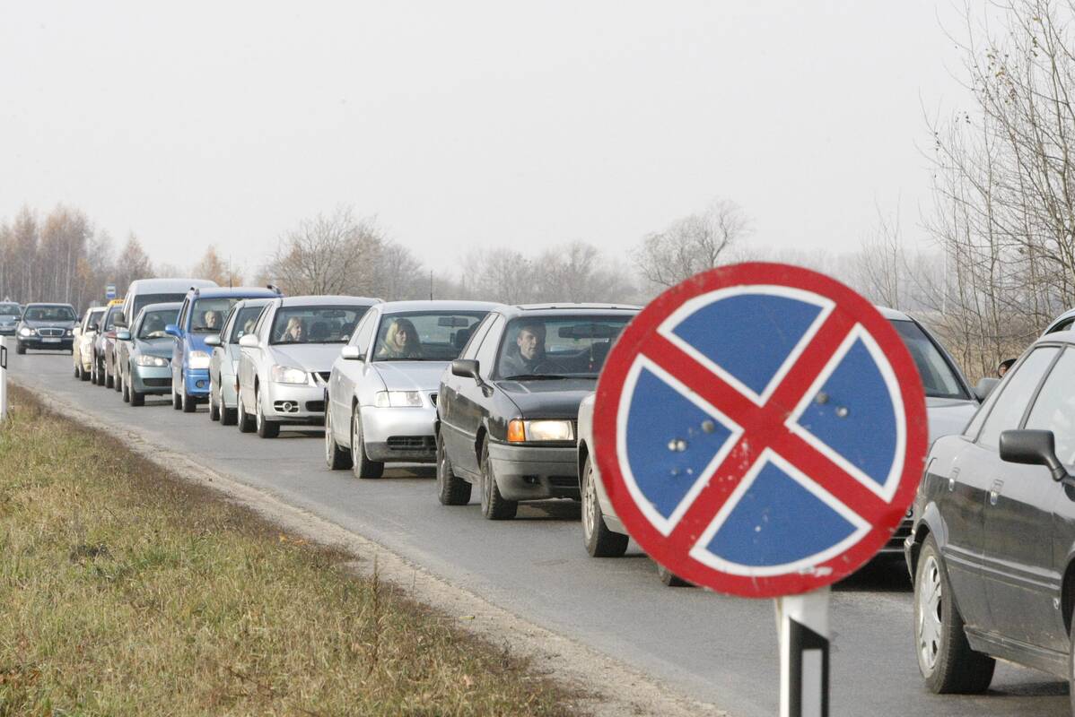 Kryptys: susiruošusiems lankyti artimųjų kapus – perspėjimai dėl pažliugusių žvyrkelių.