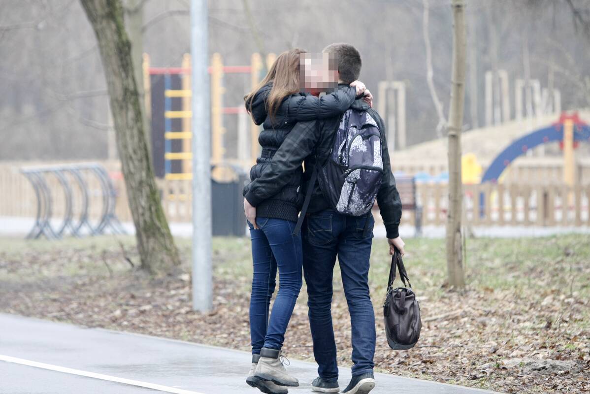 Linksmybės: vakarinės jaunimo šėlionės patinka ne visiems, gyventojai kalba apie triukšmą ir paliktas tuščių butelių duženas.