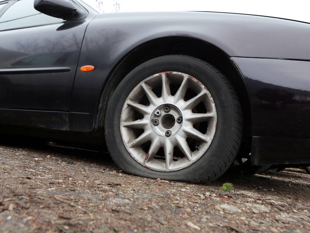 Siurprizas: jau ne vienas klaipėdietis po nakties rado tuščias savo automobilio padangas.