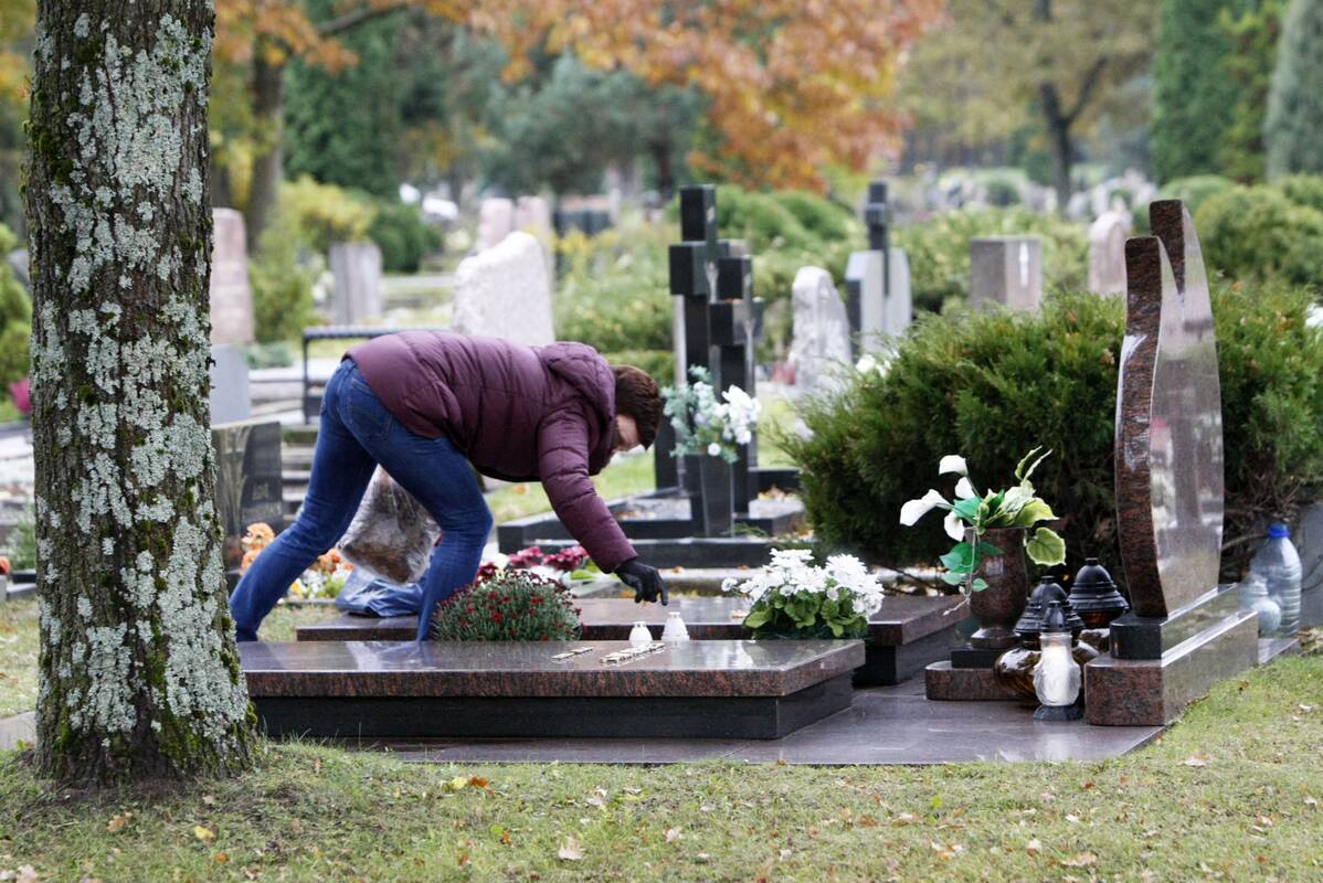 Srautai: dalis žmonių artimųjų kapus sutvarko dar prieš Vėlines, kad Vėlinių rytą netektų atsidurti eismo spūstyse.