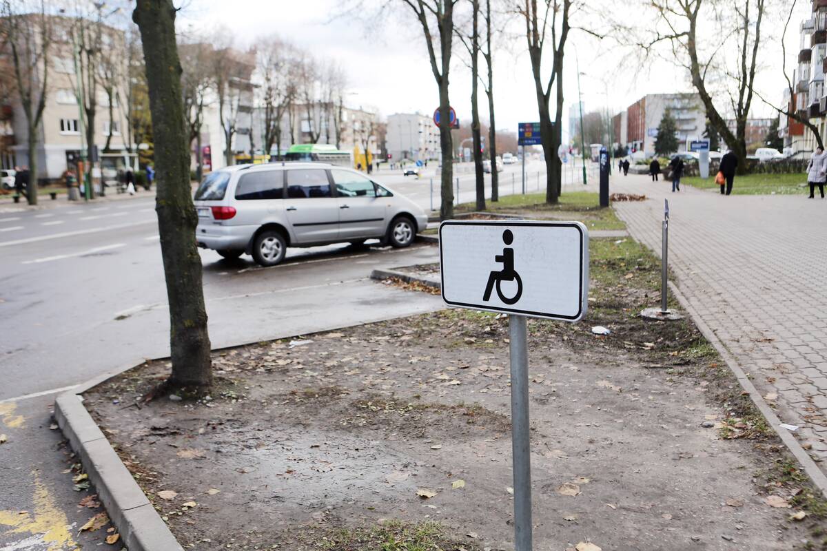 Ypatumai: užimti neįgaliesiems skirtą automobilio vietą galima tik tada, kai vežamas negalią turintis asmuo.