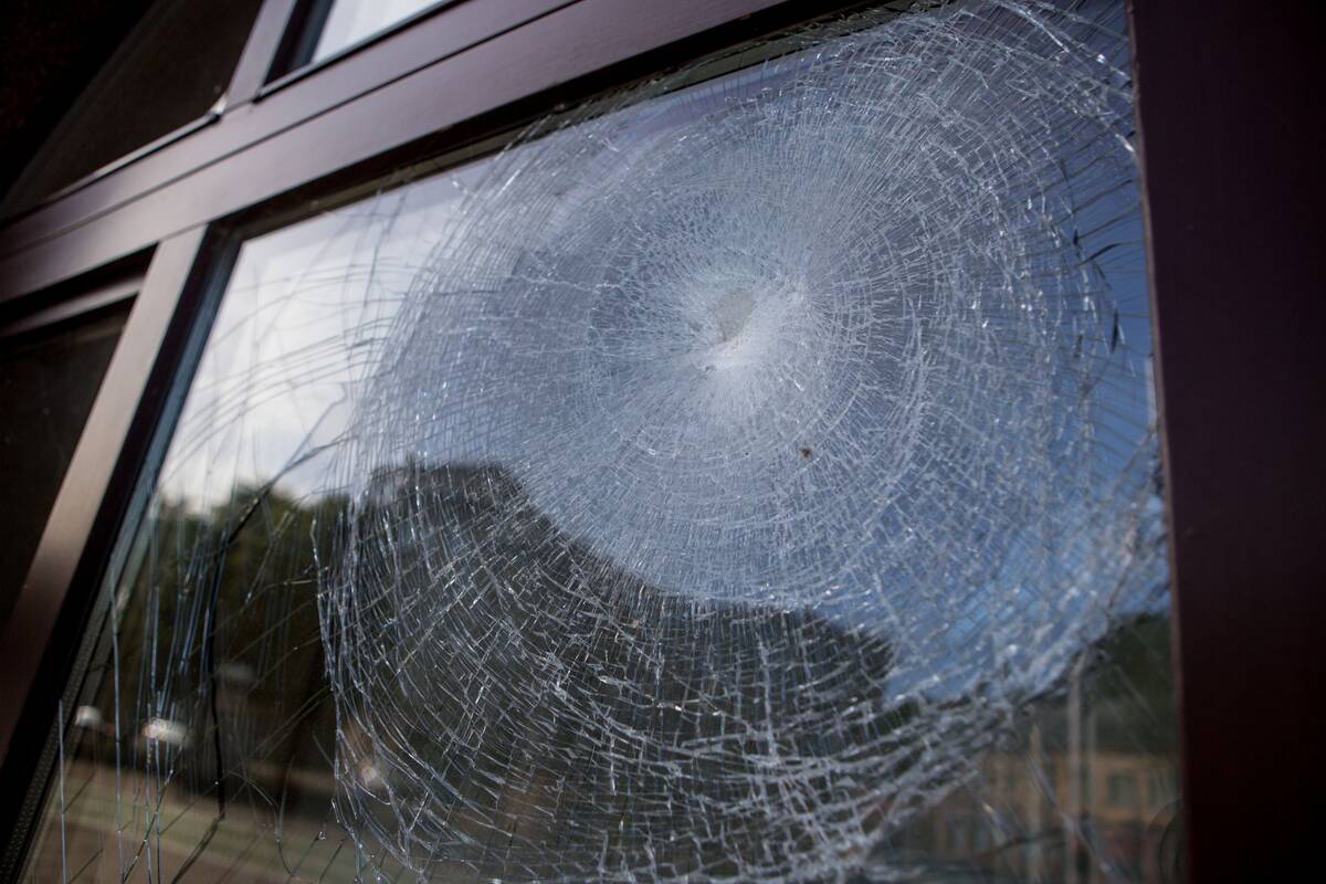 Nuostolis: išdaužtas langas – didelis nemalonumas kiekvienam buto savininkui.