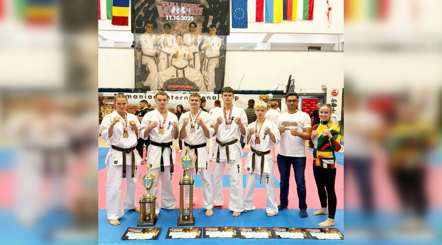 Prizininkai: tarptautiniame karate kyokushin čempionate Rumunijoje sporto klubo „Shodan“ auklėtiniai (iš kairės) K. Radžiūnaitė, D. Zeigis, G. Tamošiūnas, T. Česnauskas, J. Jundulas, trenerė R. Barusaitė skynė laurus.