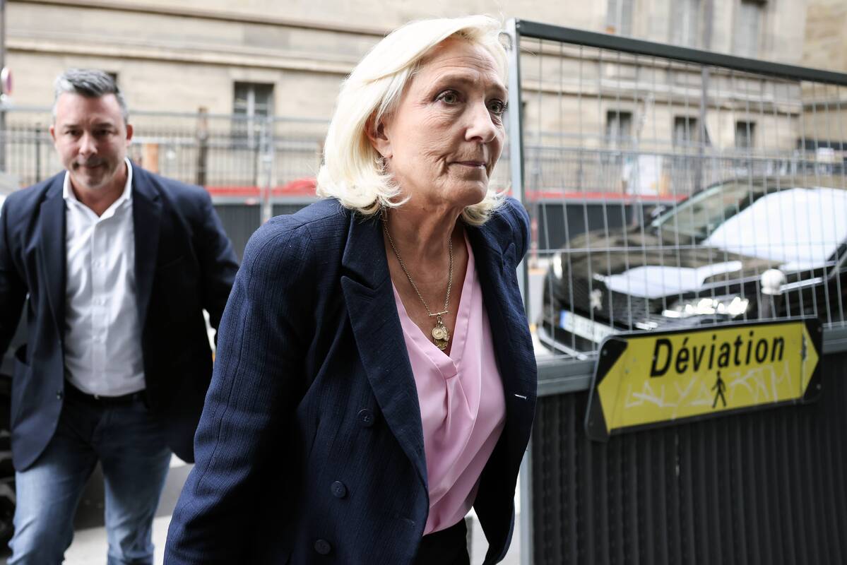 Le Pen žada balsuoti prieš bet kokią vyriausybę, ragina surengti rinkimus