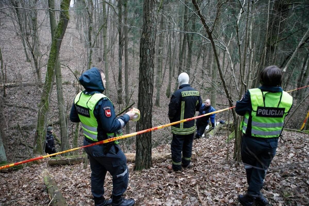 Siaubinga: miške rastas negyvas vyras, šalia jo – sušalusi moteris  