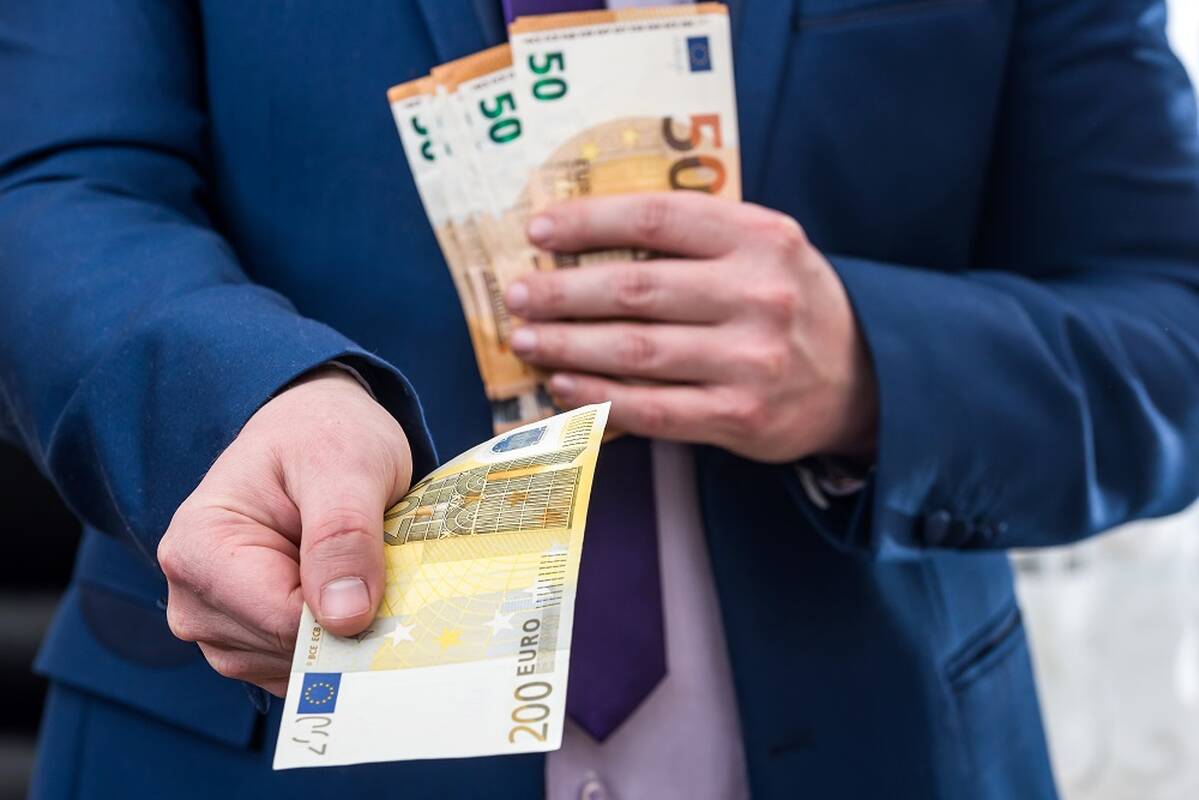 Trys bankroto administratoriai ir bendrovė kaltinami paėmę per 62 tūkst. eurų kyšių