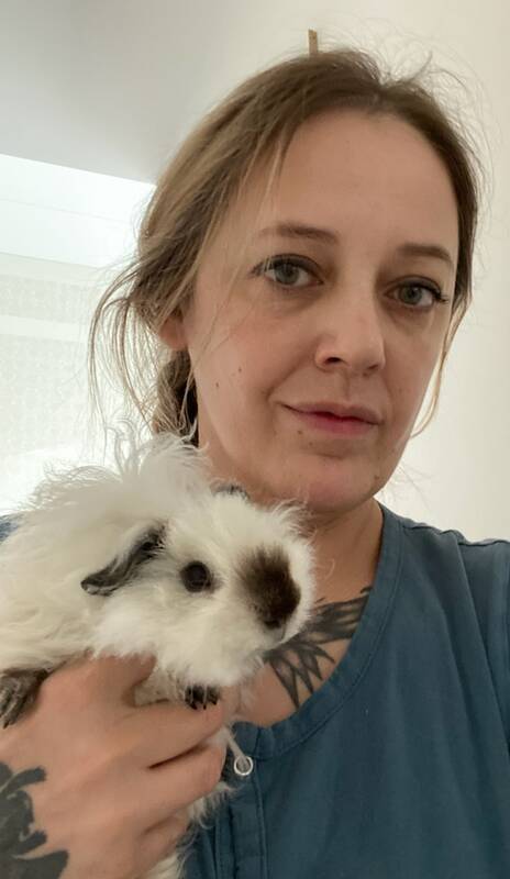 Meilė: Neringa su ligoniuku Vilburu. Vardą jis gavo pagal filmo „Šarlotės voratinklis“ personažą paršelį Vilburą.