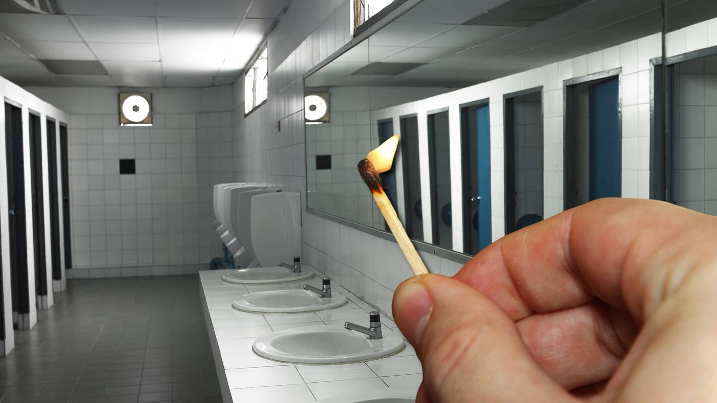 Nepilnametis prekybos centre padegė tualetinio popieriaus dėžę