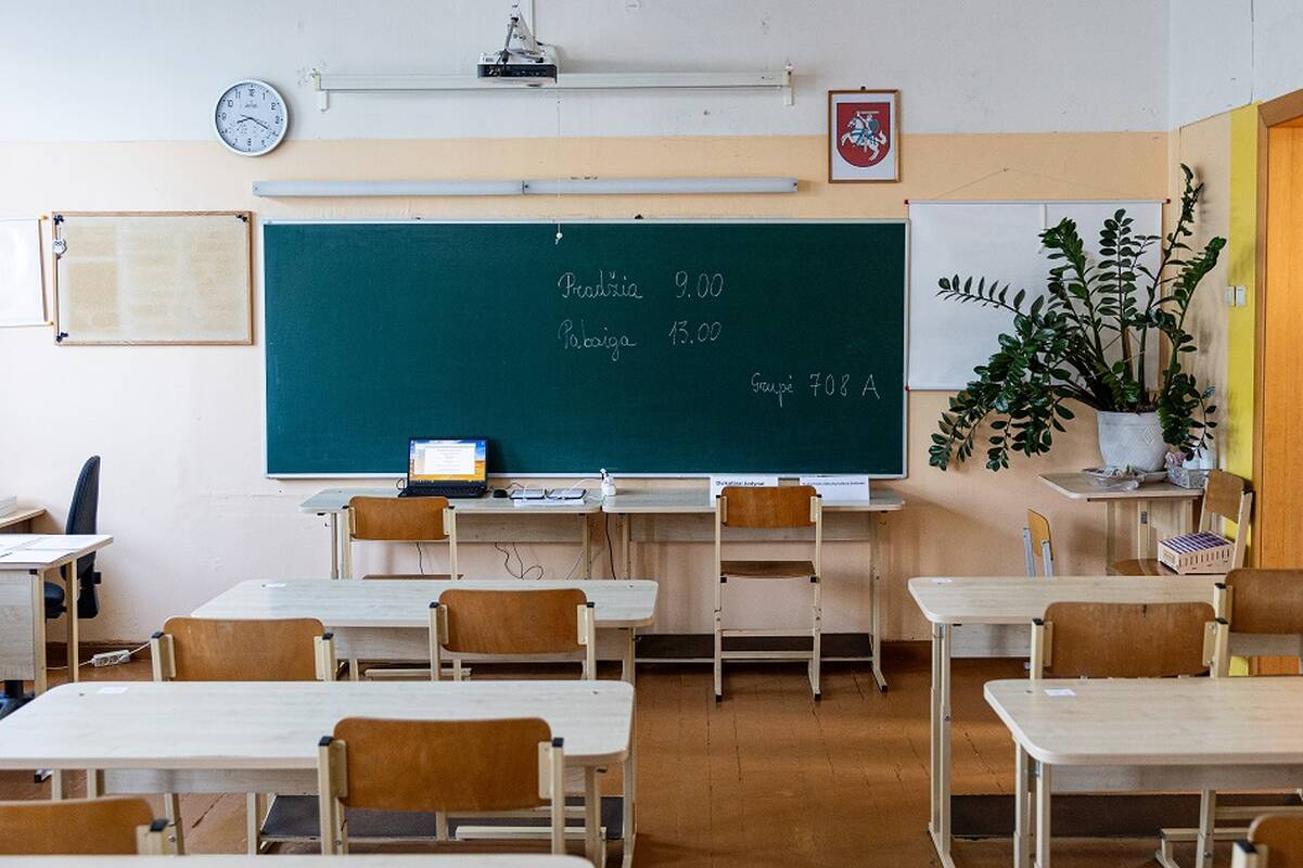 Ministerija siūlo nuo sausio kelti mokytojų algas – įvardijo procentus