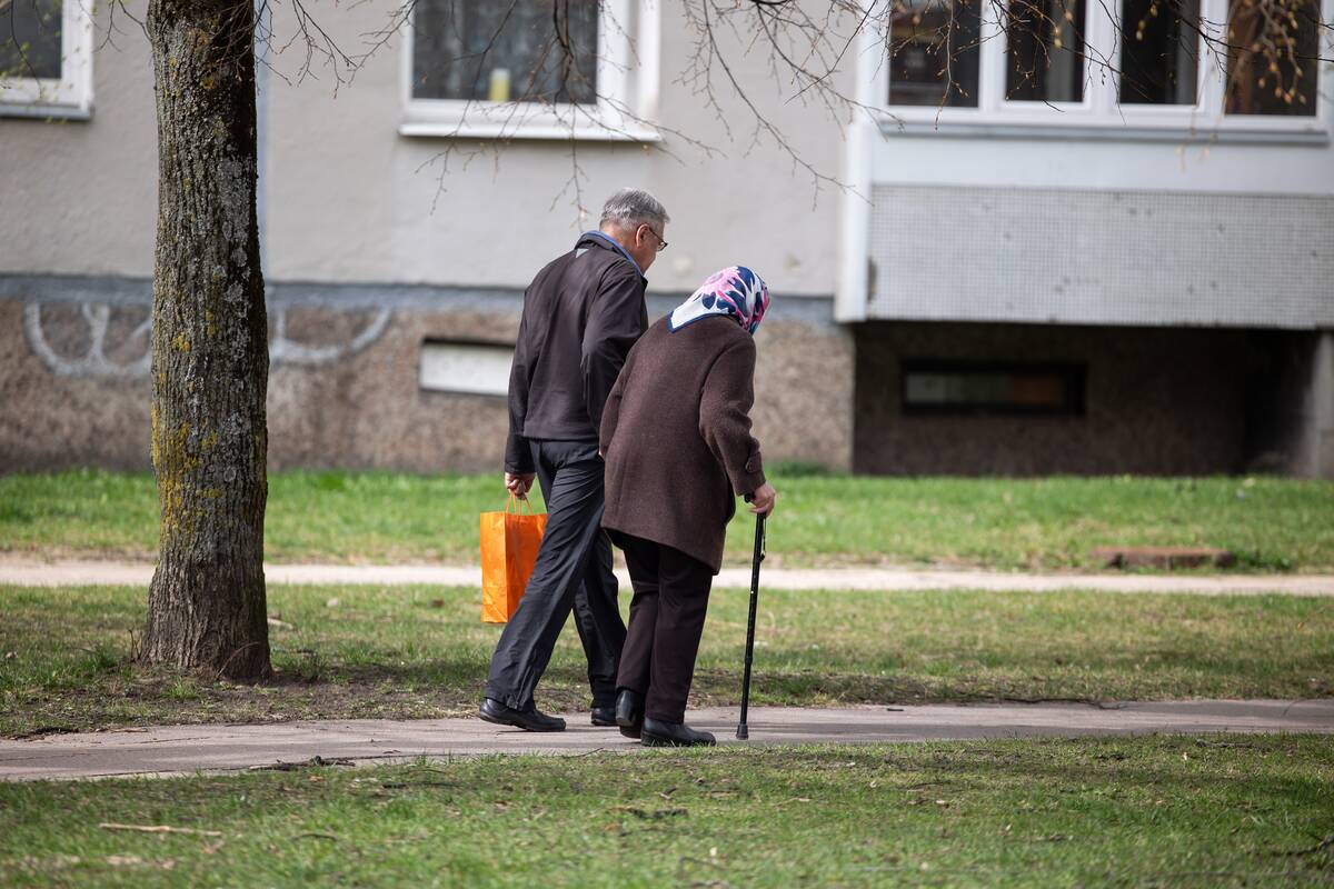 Du trečdaliai atsiims pinigus iš pensijų fondų. Kas paskui?