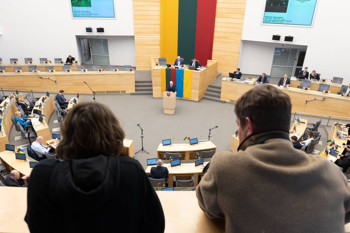 „Nemuno aušra“ kelia klausimus, kodėl Seime kabo Ukrainos vėliava