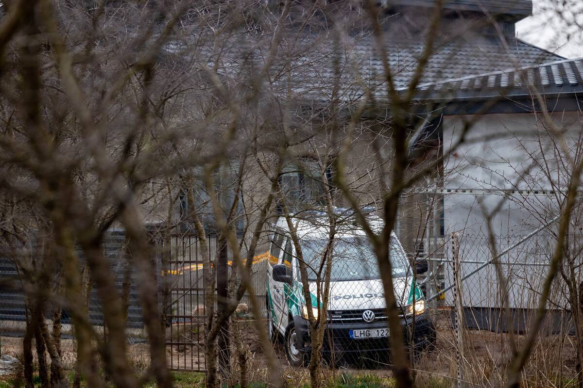 Rasti negyvi vyrai: vienas automobilyje, kitas – ant kelio
