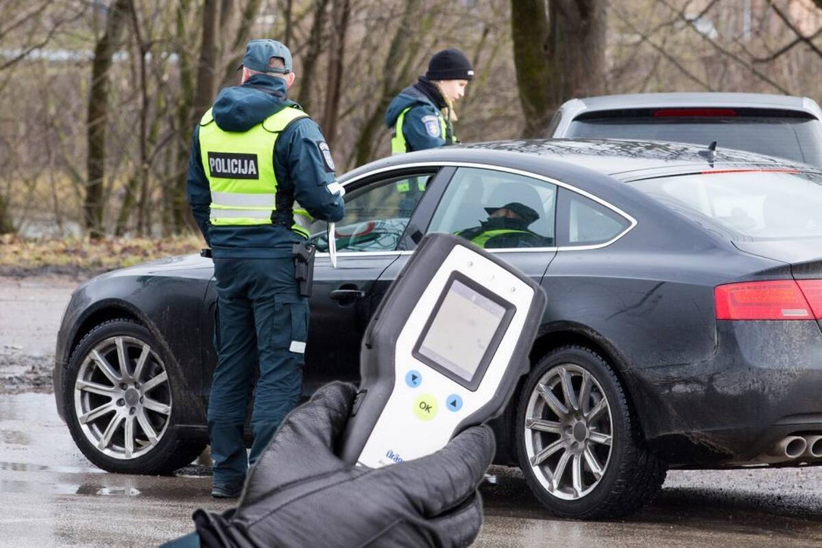 Girtutėlių vairuotojų kelionė baigėsi: „Škodą“ sustabdė smūgis į tvorą, „VW Golf“ – į kitą mašiną
