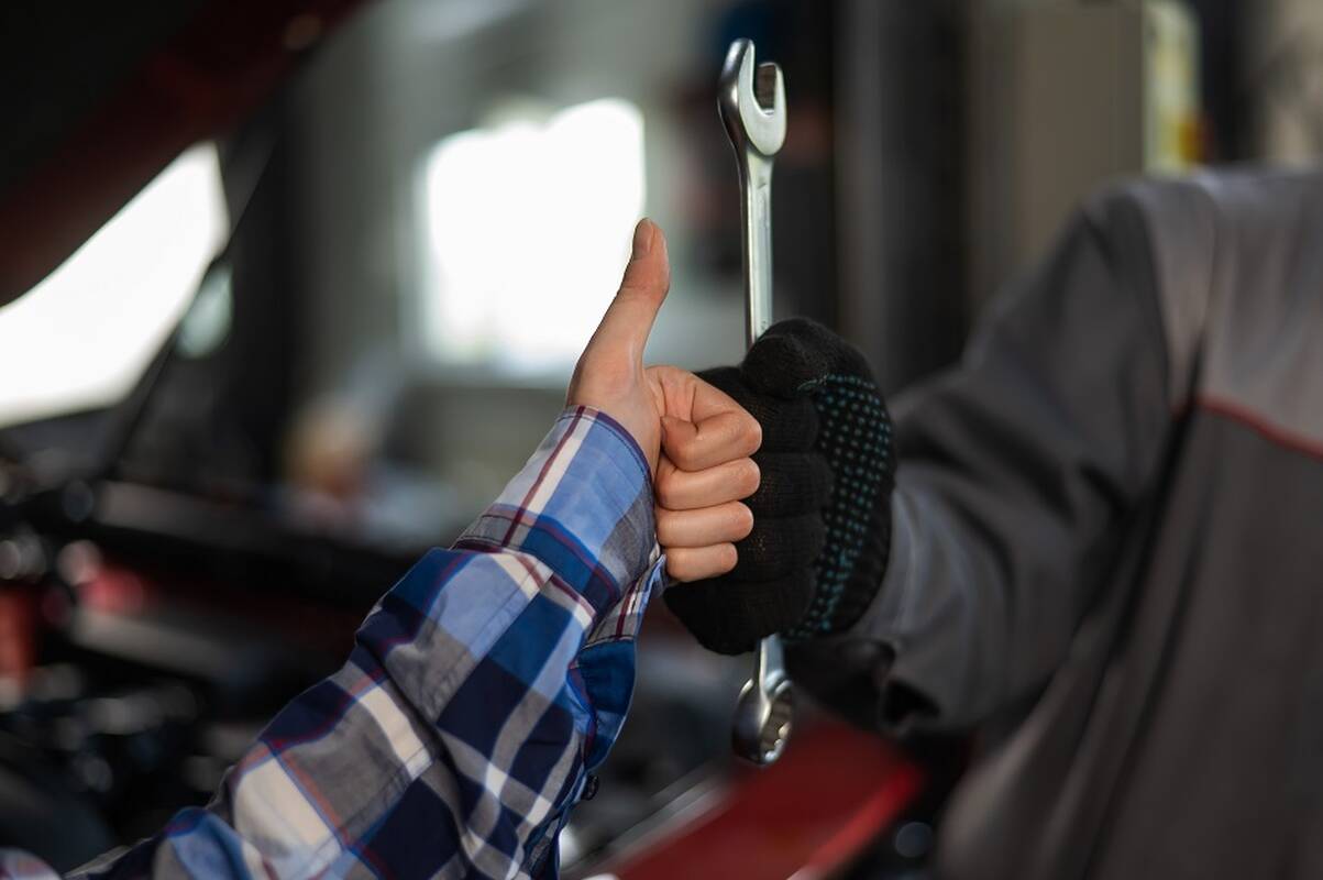 Įspėjo naujų automobilių pardavėjus: savininkai turėtų patys spręsti, kur atlikti remonto darbus