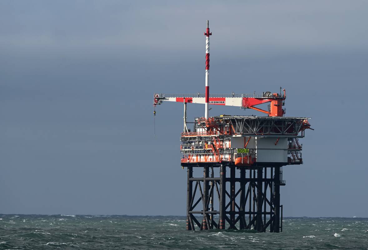OPEC+ svarstant gavybos didinimą, naftos kainos patraukė žemyn