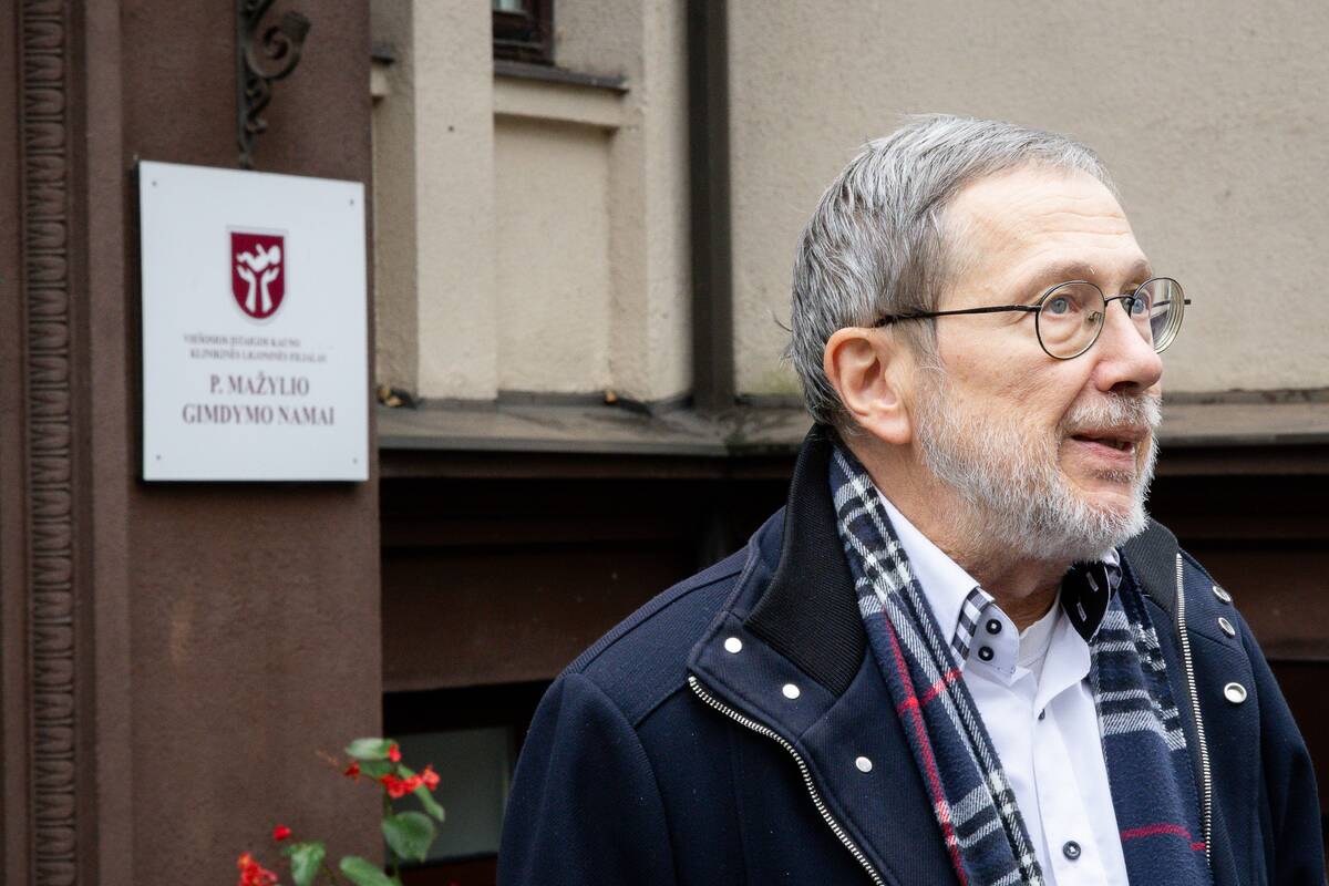 Ant uždarytų P. Mažylio gimdymo namų atidengta lenta profesoriaus atminimui