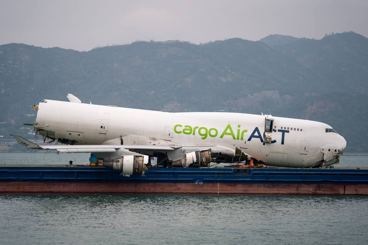 Honkongo oro uoste po krovininio lėktuvo nelaimės vėl atidarytas kilimo ir tūpimo takas