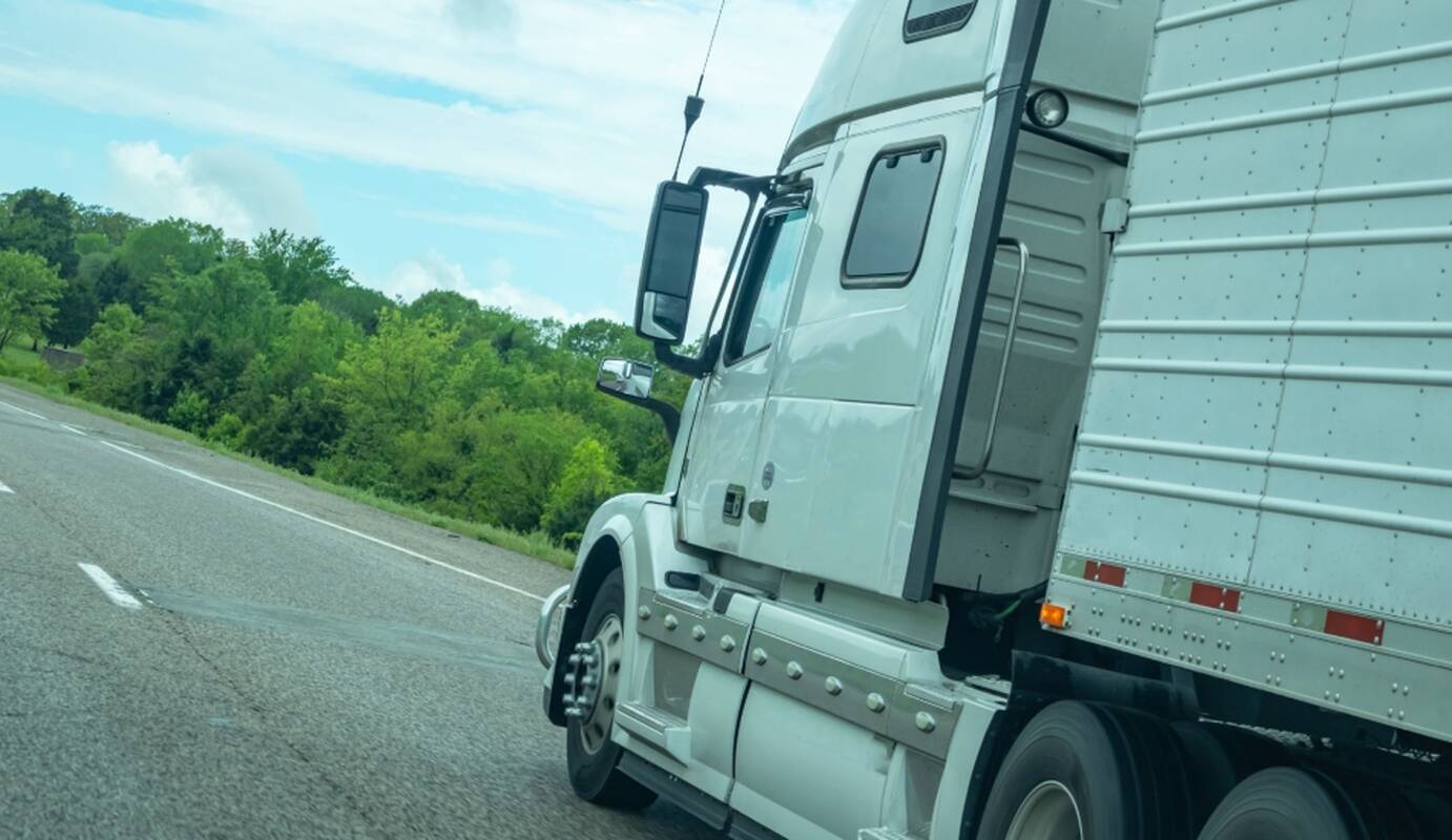Pavojingiausi manevrai šalia vilkiko: ką turi žinoti vairuotojai ir pėstieji