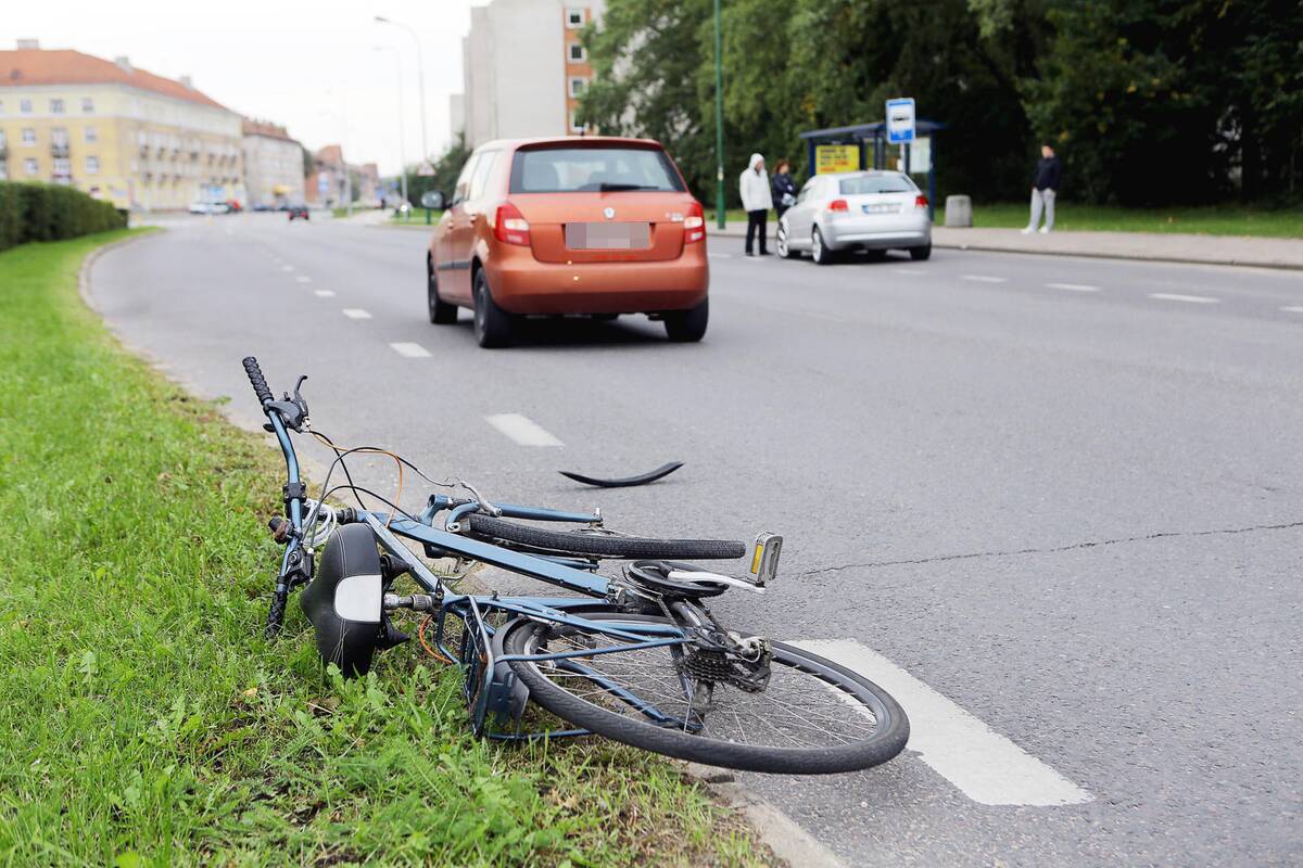 Nelaimė Svanorių prospekte: dviratininkas atsitrenkė į policininko automobilį
