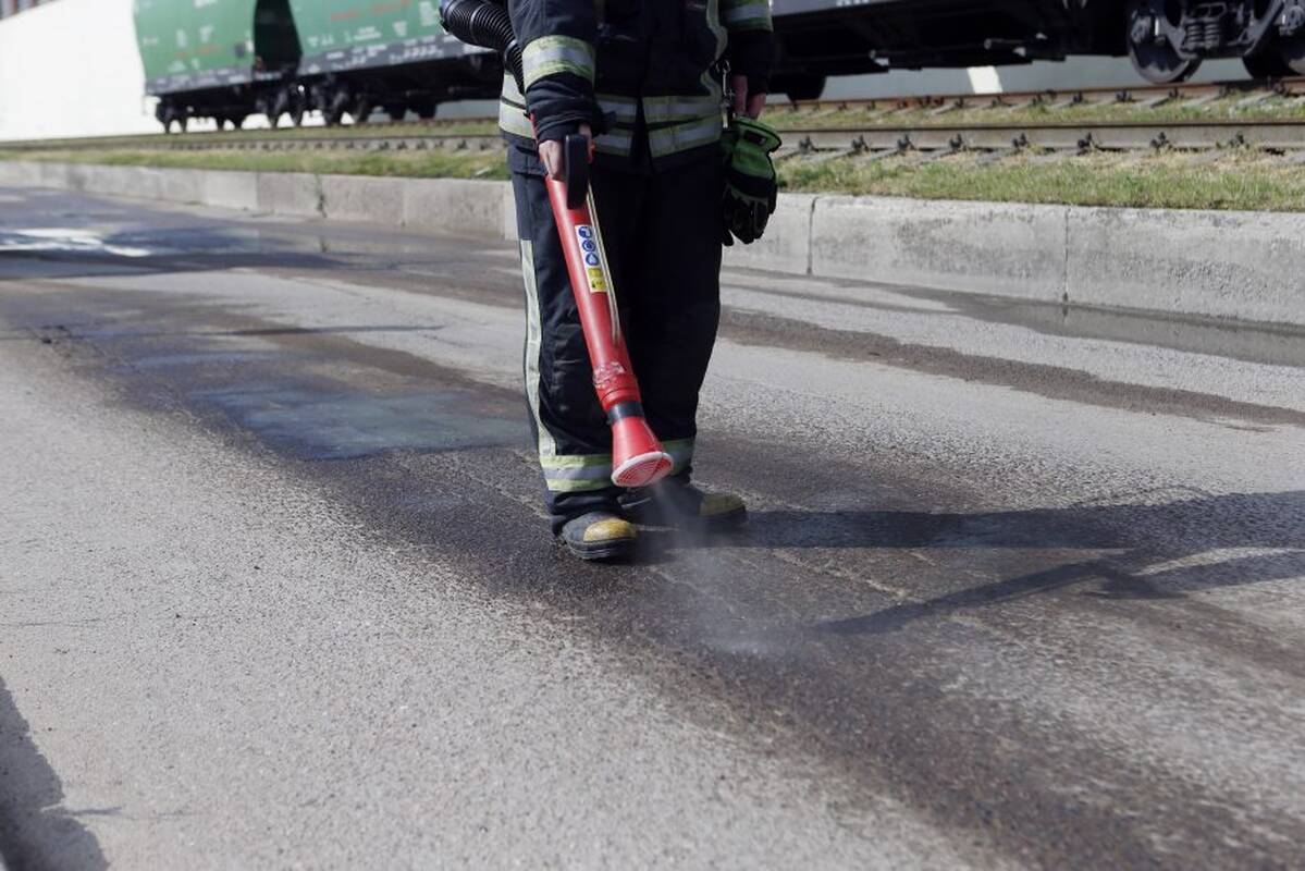 Įspėjimas dėl slidžių gatvių – kaltas išsiliejęs tepalas?