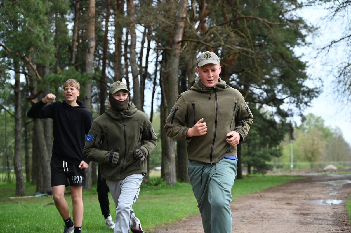 Patirtis: jaunųjų šaulių stovyklose vaikai ir jaunuoliai išbando komandinius iššūkius, žygius ir praktines veiklas, mokosi bendradarbiauti, priimti sprendimus ir įveikti sunkumus.