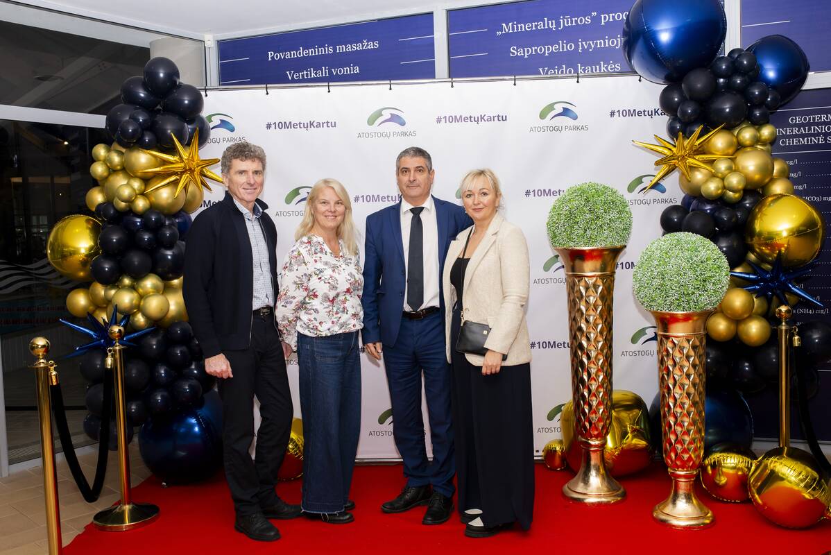 Neringos meras Darius Jasaitis su žmona Kristina Jasaitiene ir Neringos savivaldybės vicemeras Sigitas Šveikauskas su žmona Meidūne Šveikauskiene.