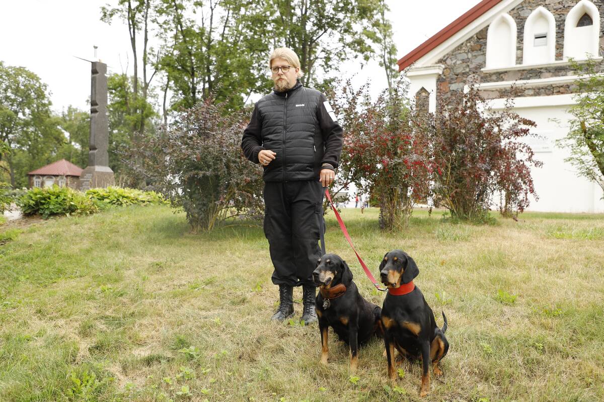Namų darbai: Anželikos vyras Marius prieš pradėdamas auginti lietuvių skalikus kruopščiai skaitė įvairiausia literatūrą apie šios veislės atstovus.