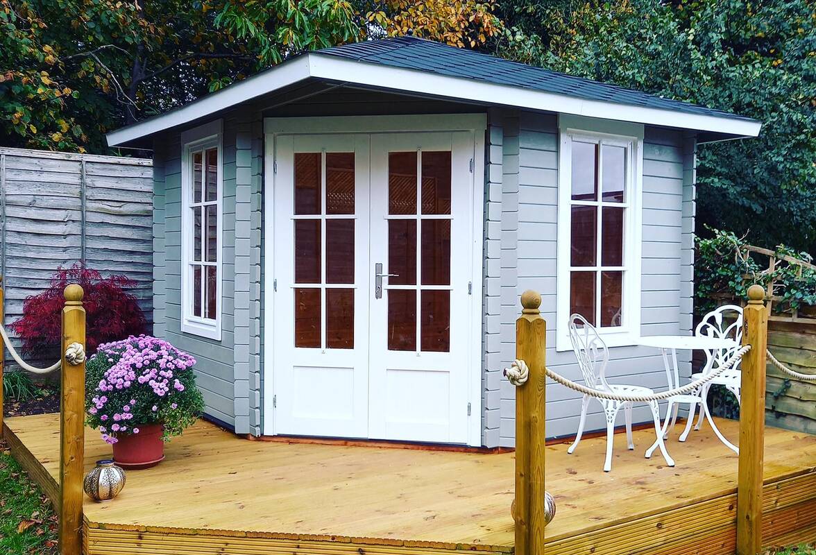 Poilsiui: net ir prie mažo namelio galima įsirengti terasą, kuri dar labiau praplečia rekreacinę pastato funkciją.