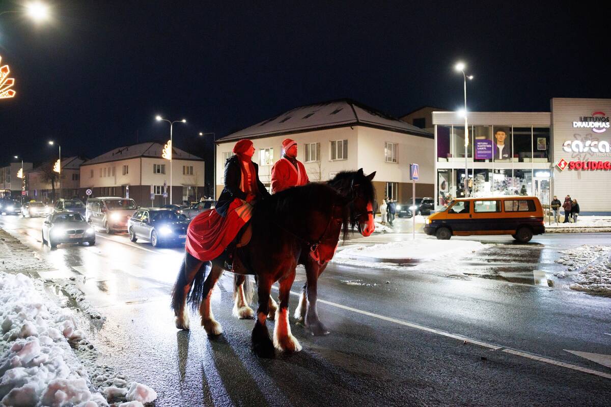 Jonavoje įžiebta Kalėdų eglutė ir Kalėdinių eglučių miestelis