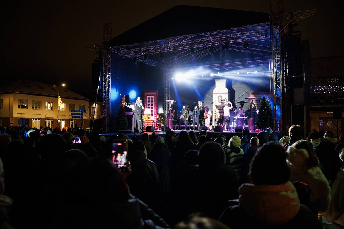 Jonavoje įžiebta Kalėdų eglutė ir Kalėdinių eglučių miestelis